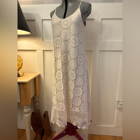 Dresses & Skirts - Lace Sleeveless Dress Size Medium